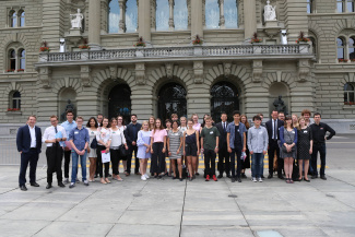 Jugendliche vor dem Bundeshaus