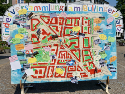 An der Kinderversammlung auf dem Bullingerplatz zeigt eine Karte das Quartier und die Anliegen der Kinder.