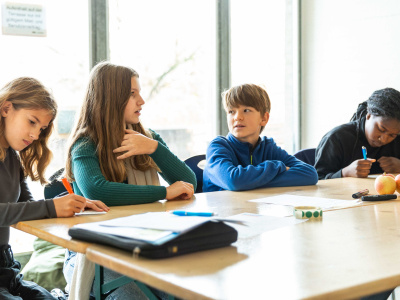Jugendliche im Gespräch an der Jugendkonferenz